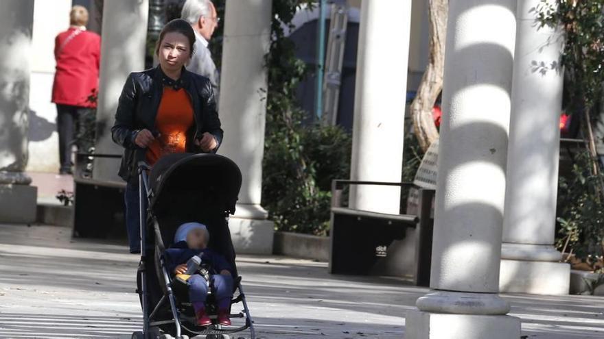 Los expertos prevén un repunte de la natalidad. En la imagen, una mujer joven pasea con un carrito de bebé.