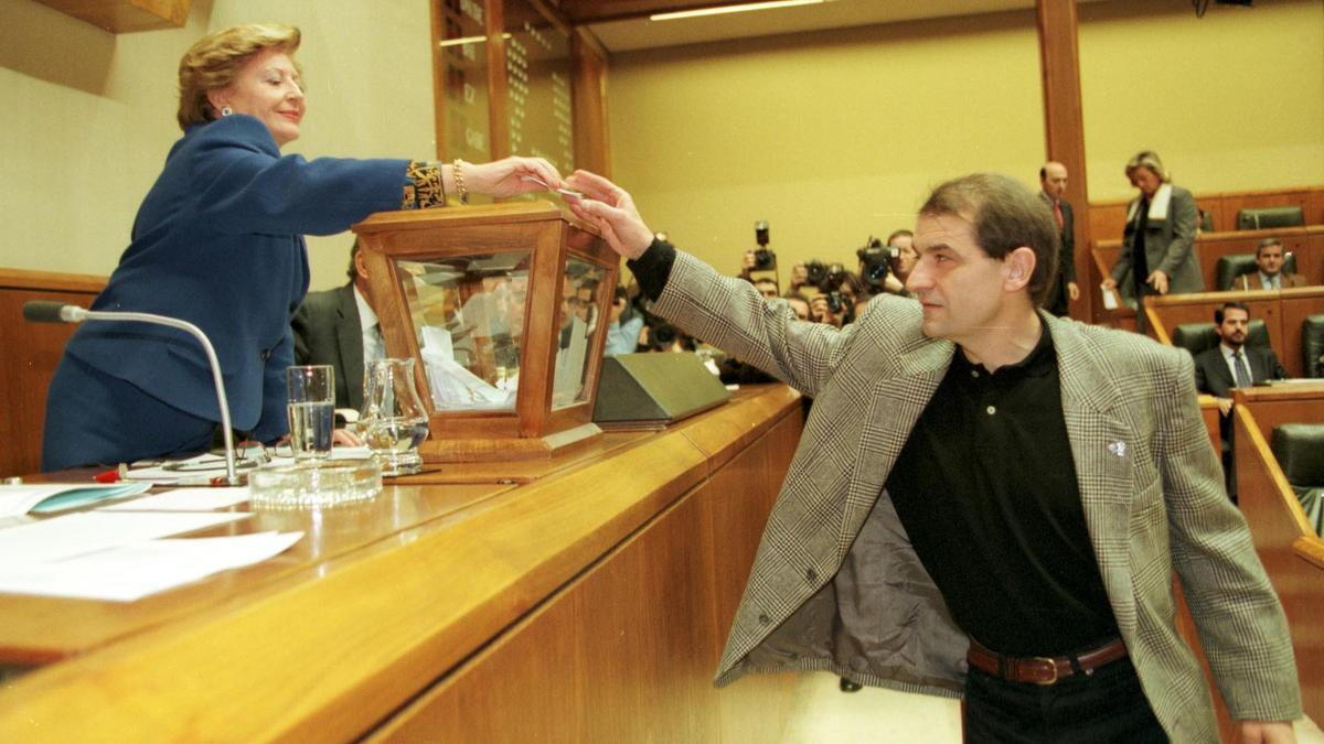 El etarra Josu Ternera entrega su voto a la parlamentaria del PP María José Lafuente en el primer pleno de la VI Legislatura del Parlamento Vasco, el 25-11-98. foto Rafa Rivas