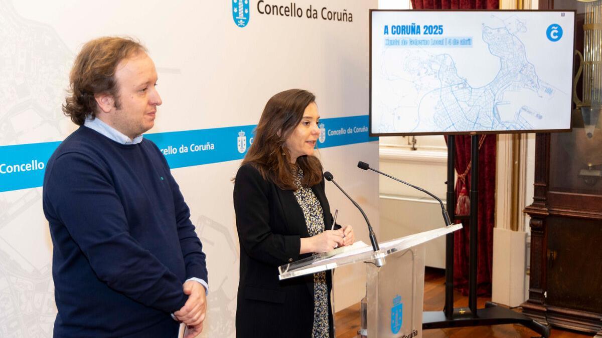 La alcaldesa de A Coruña, Inés Rey, y el concejal de Urbanismo, Francisco Díaz Gallego, en una rueda de prensa