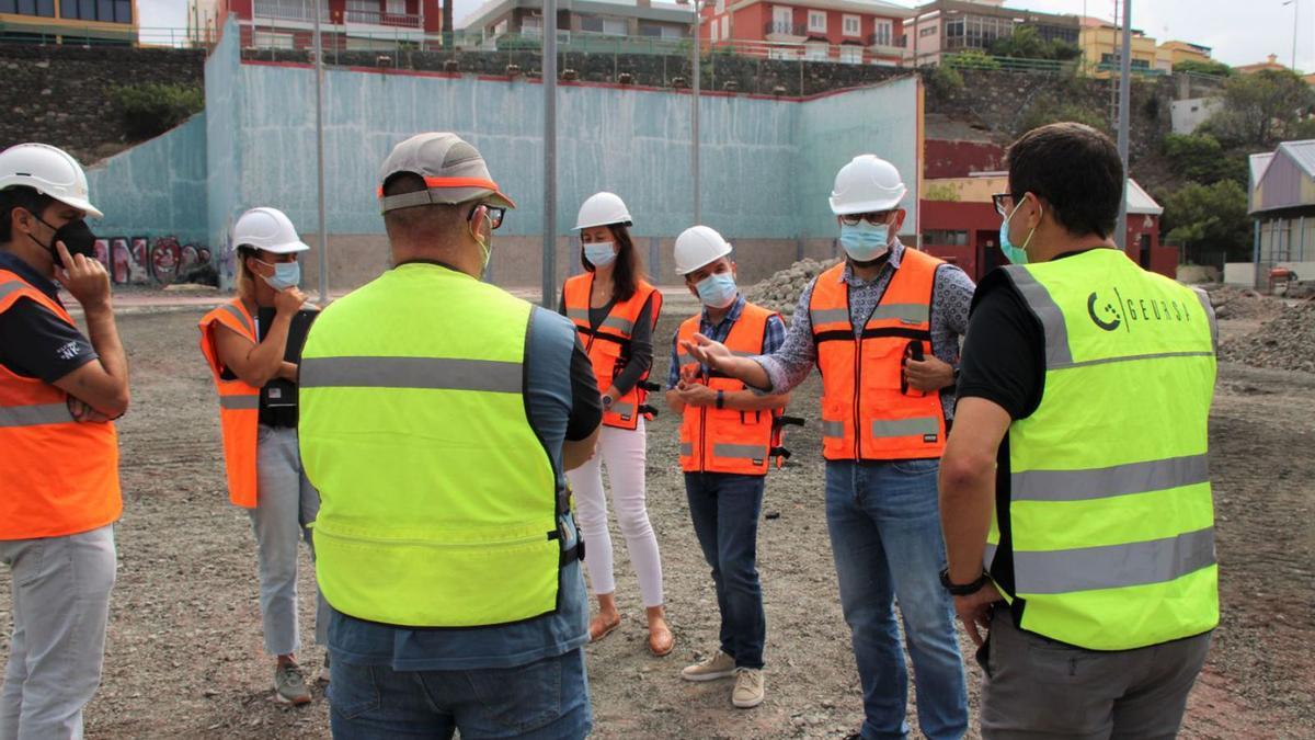 El concejal de Deportes durante una visita a las obras de las nuevas canchas del López Socas. | | AYTO LPGC