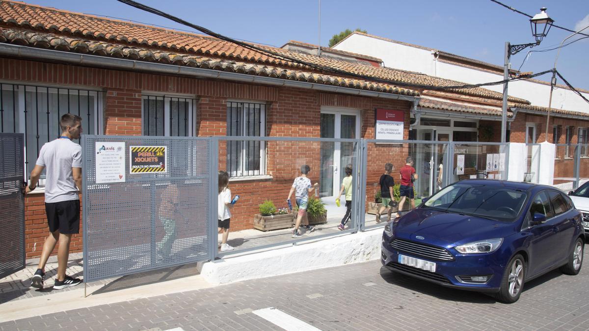 Alumnos accediendo al CEIP Jaume I de Novetlè, este lunes.