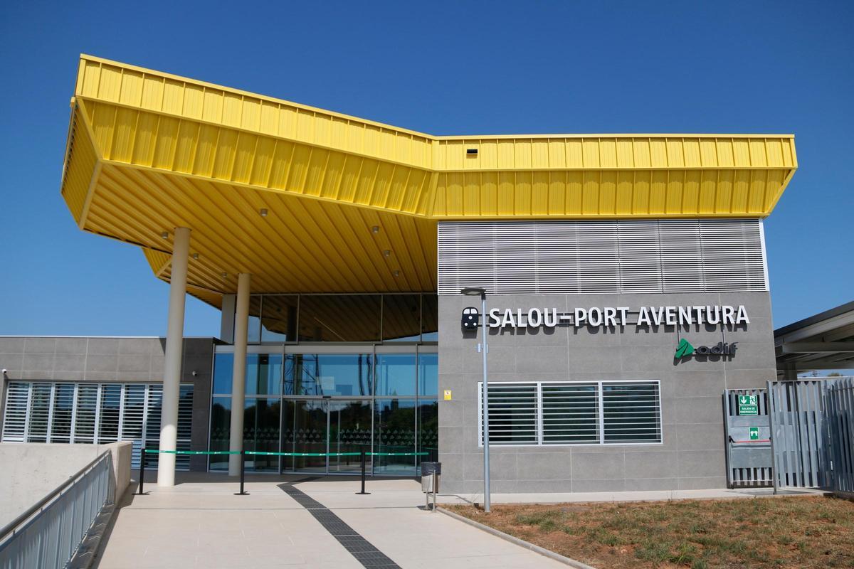 La renovada estación de trenes de Salou - Port Aventura. La renovada estación de trenes de Salou - Port Aventura.