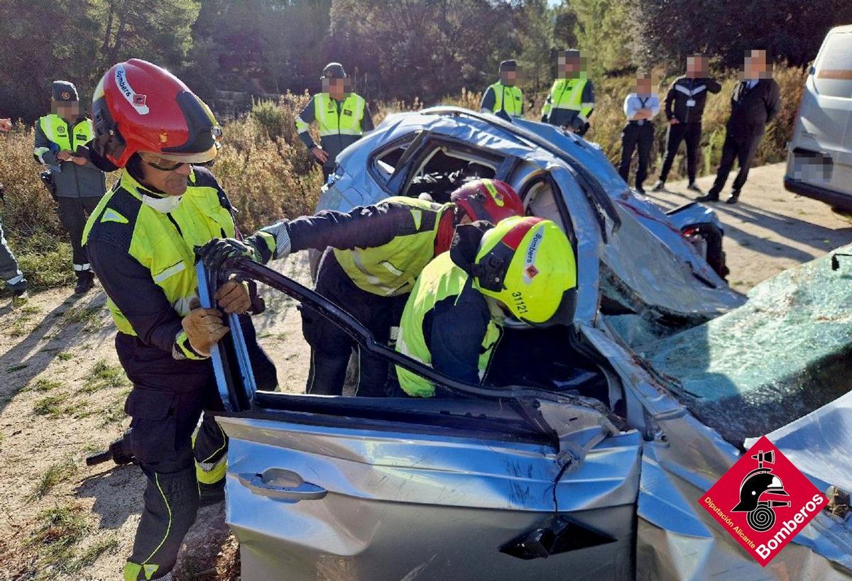 Los bomberos trabajando en el vehículo siniestrado