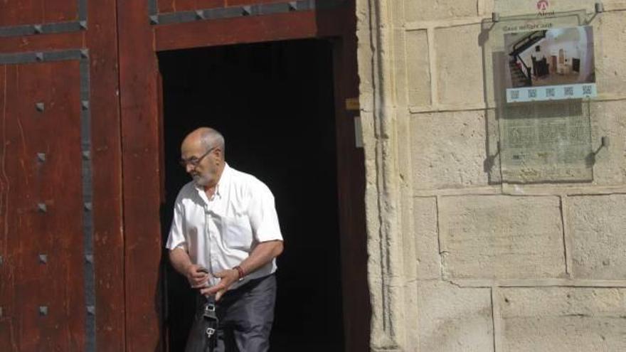 El presidente Rafael Tortosa abandona el Casal de Sant Jordi ayer tarde tras hacer efectiva su dimisión