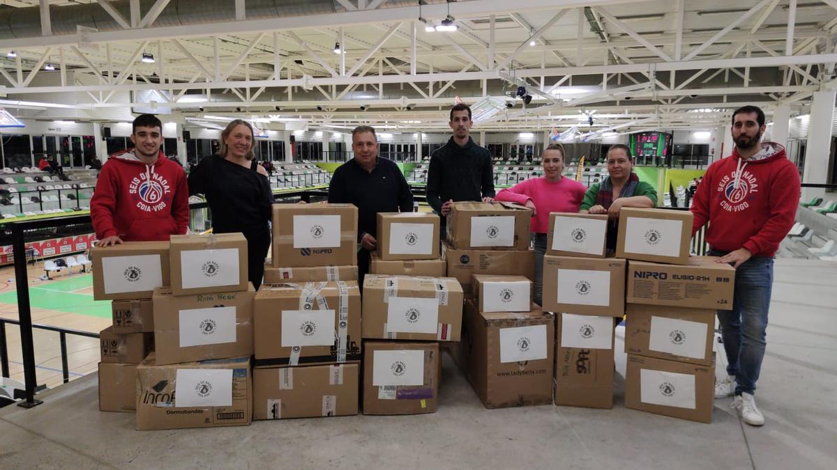 Los organizadores, con las cajas con el material recolectado.