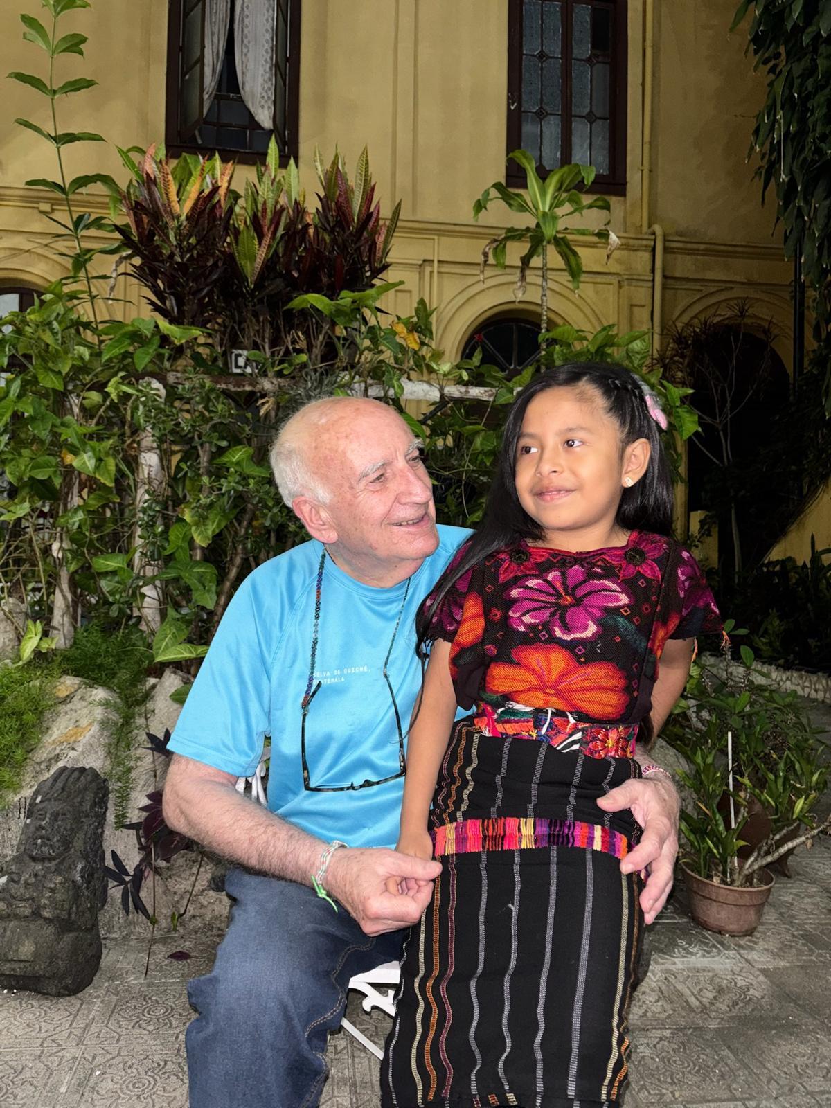 Germán Rodríguez con la pequeña Briana, con sordera, a la que se le colocó un implante coclear.
