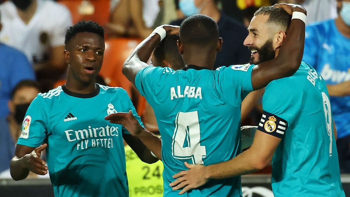 Vinicius, Alaba y Benzema celebran un gol del Real Madrid