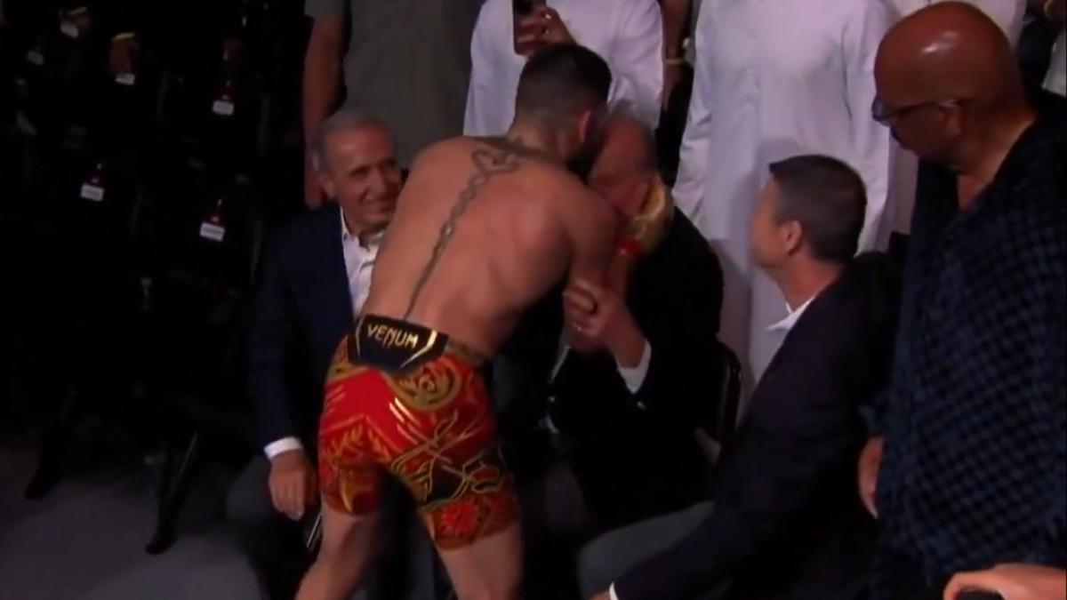 El beso de Ilia Topuria al Rey Emérito Juan Carlos