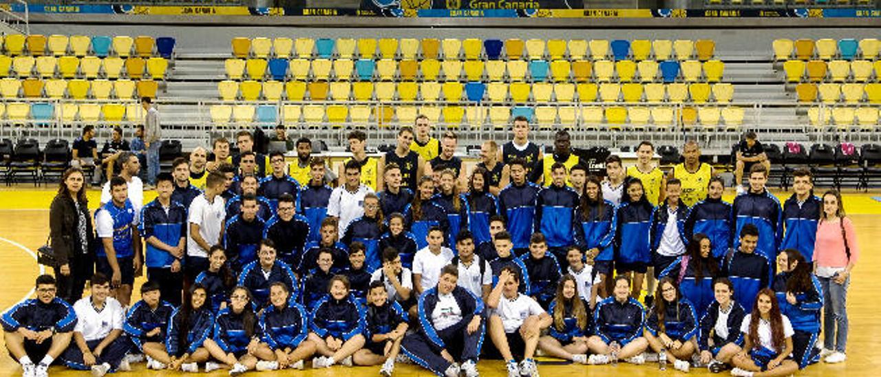 Unos 150 alumnos del colegio Saucillo de La Isleta visitaron ayer el entrenamiento del Herbalife Gran Canaria de preparación para el &#039;Playoff&#039;