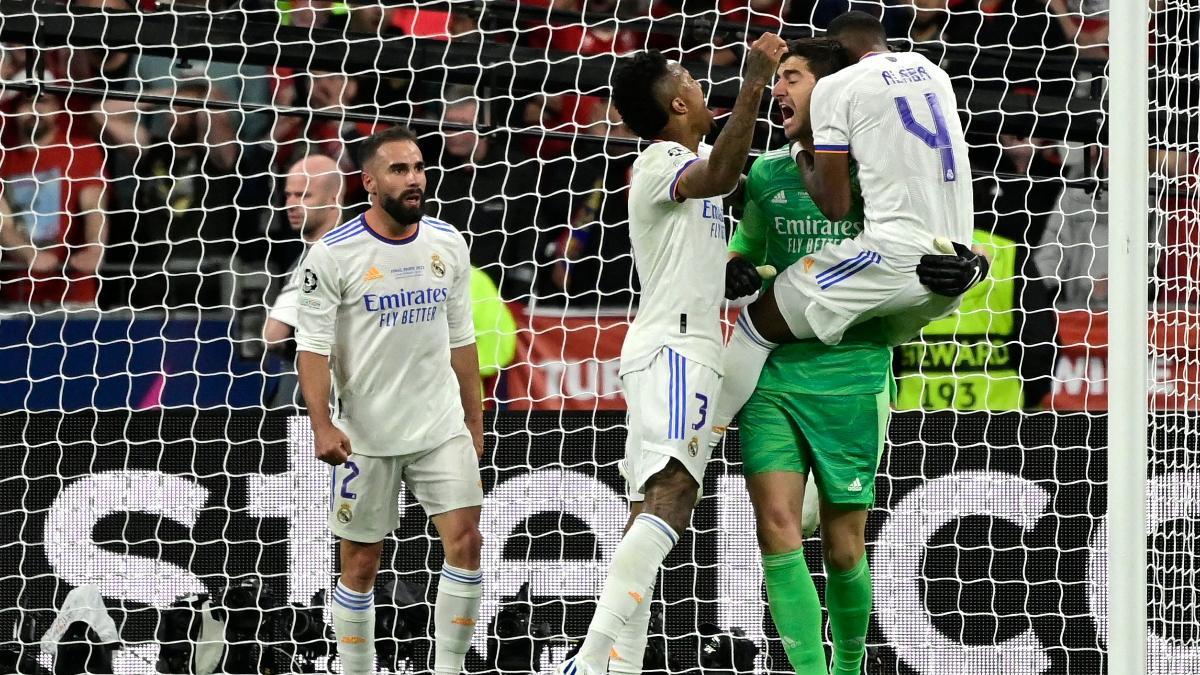 Courtois celebra una de sus paradas en la final
