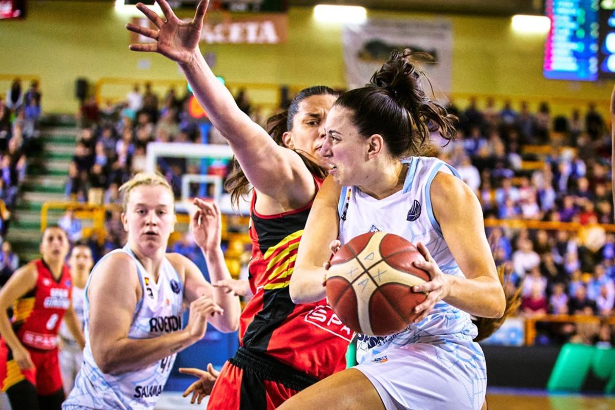 Marianna Tolo defensant a Maite Cazorla en una acció del partit.