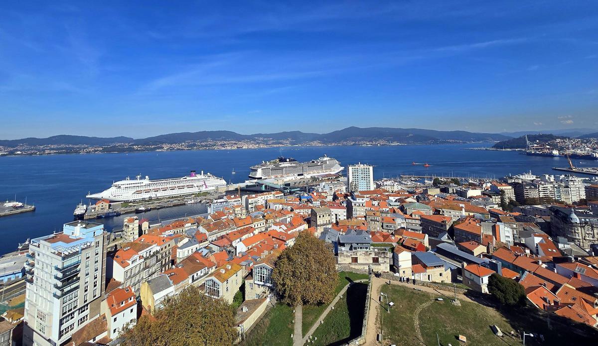 Vsta general de Vigo, con la ría al fondo.