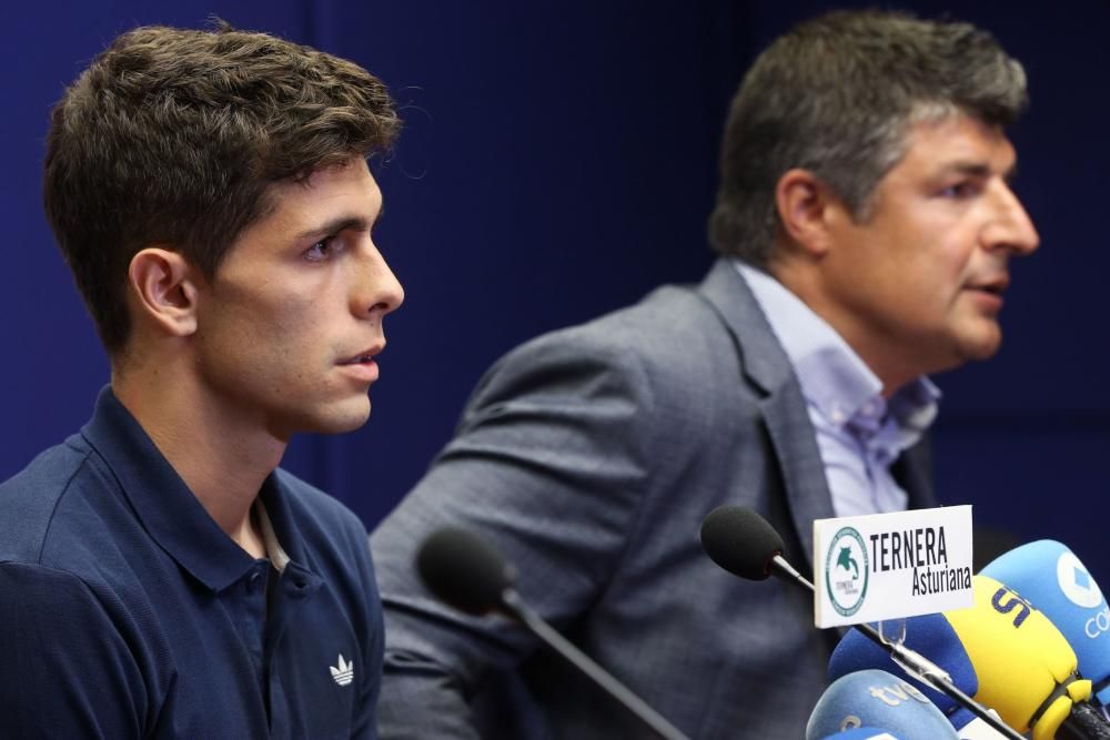 Presentación de Gil, nuevo jugador del Real Oviedo, en el Tartiere