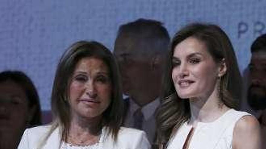 Purificación García y la reina Letizia, ayer, en Madrid. // Efe