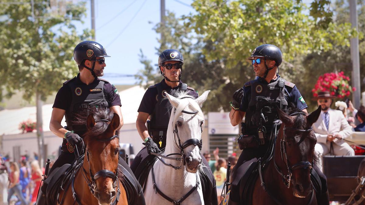 Agentes de Policía, en la Feria de Córdoba.