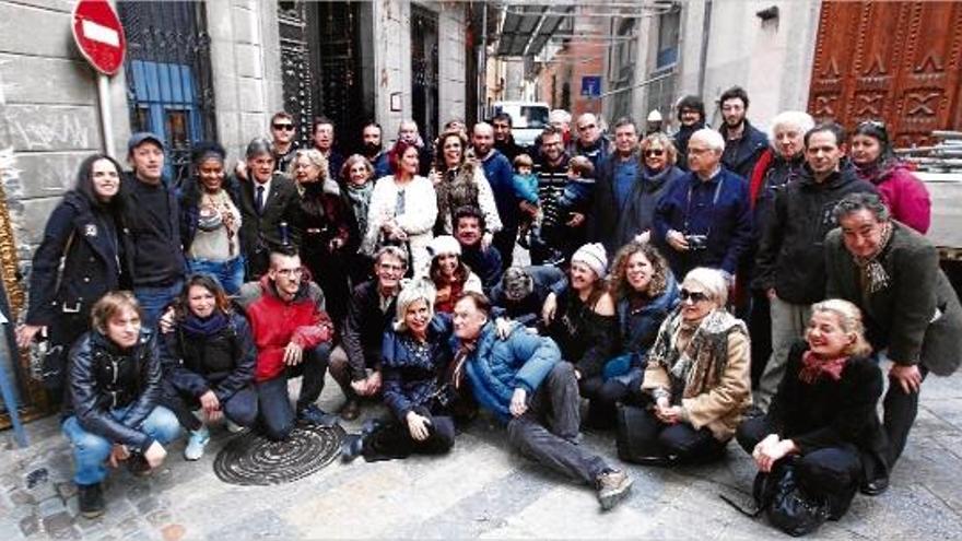 La família &quot;sana, lliure i tolerant&quot; de La Penyora impulsa l&#039;homenatge popular que la ciutat de Girona devia a Roberto Bolaño.