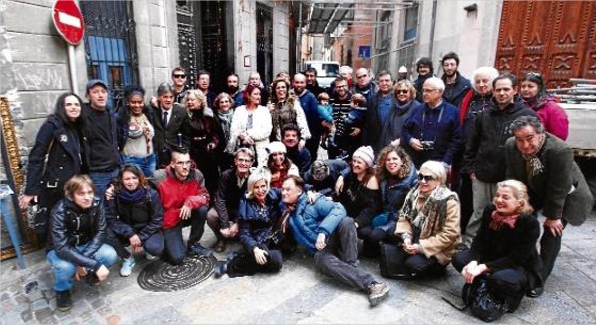 La família "sana, lliure i tolerant" de La Penyora impulsa l'homenatge popular que la ciutat de Girona devia a Roberto Bolaño.