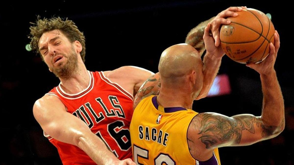 Pau Gasol se lleva un golpe de Sacre.