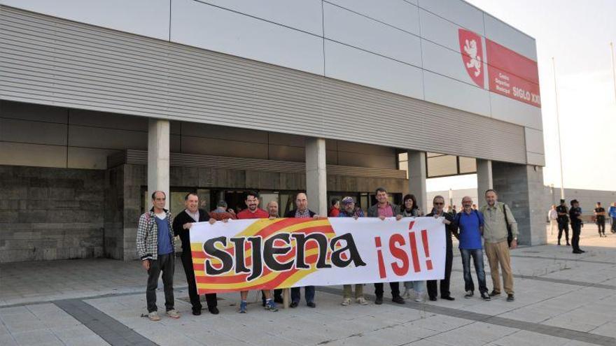 La Plataforma Sijena Sí manifiesta sus reivindicaciones ante la asamblea de Podemos