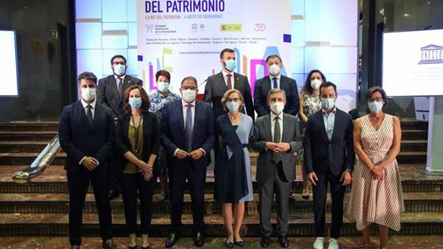 El presidente del Grupo de ciudades Patrimonio de la Humanidad y alcalde de Mérida, Antonio Rodríguez Osuna, junto al presidente de Paradores Nacionales, Pedro Saura, entre otros, en la foto de familia durante la presentación de &quot;La Noche del Patrimonio&quot; 2021 este viernes en la sede del Instituto Cervantes, en Madrid.