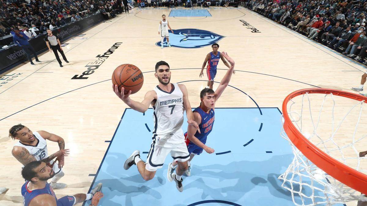 Aldama anota una canasta contra los Detroit Pistons