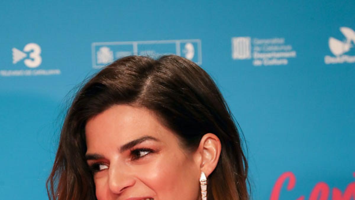 Detalle del pendiente de Clara Lago en el estreno de 'Gente que viene y bah'