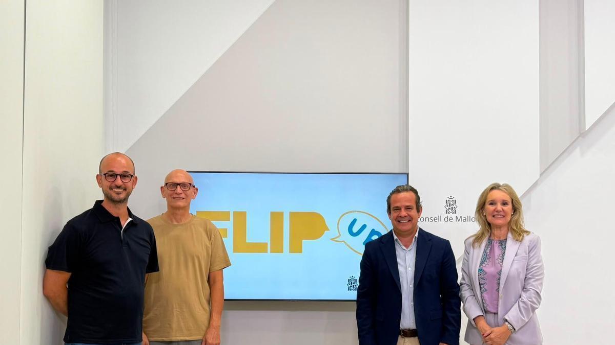 Presentación de 'Flip Up' con el conseller de Presidència, Toni Fuster; el presidente de 3 Salut Mental, Alfons Suárez; y la la directora insular de Joventut i Participació, Carme Ripoll.