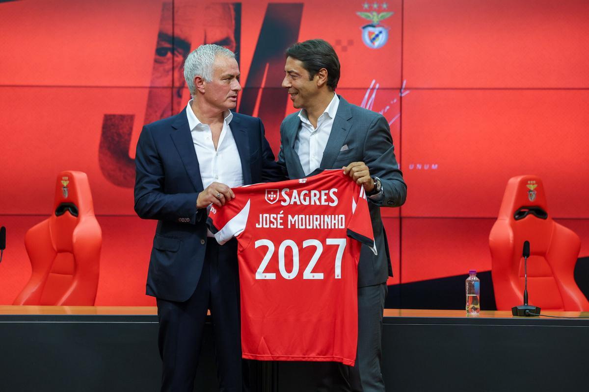 José Mourinho, junto a Rui Costa durante la presentación del portugués