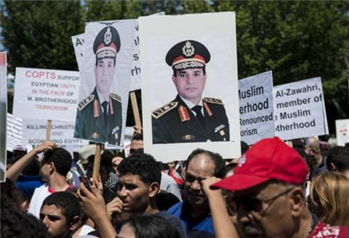 Manifestants egipcis concentrats a l’avinguda Pennsylvania expressen el seu suport al general Al-Sisi, actual home fort d’Egipte, el 22 d’agost passat a Washington.