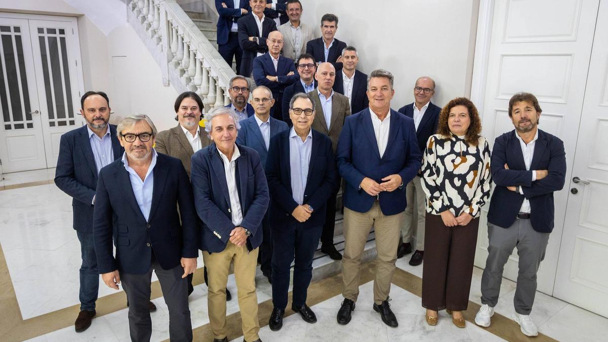 el presidente de Fecoval, José Luis Santa Isabel, y parte de su junta directiva, con Vicente Martínez Mus, conseller de Infraestructuras, y Raúl Merida, secretario autonómico de Medio Ambiente y Territorio.