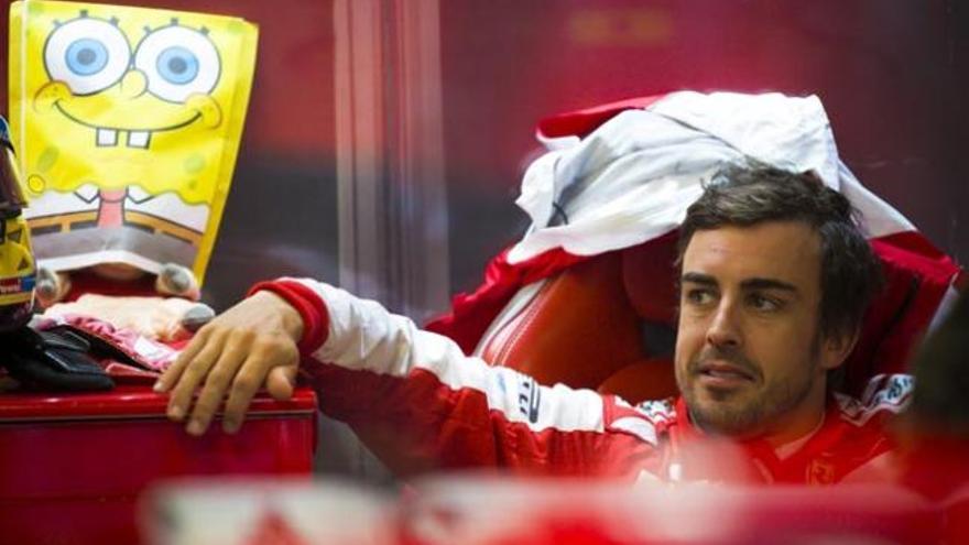 Fernando Alonso, en su box en Montreal