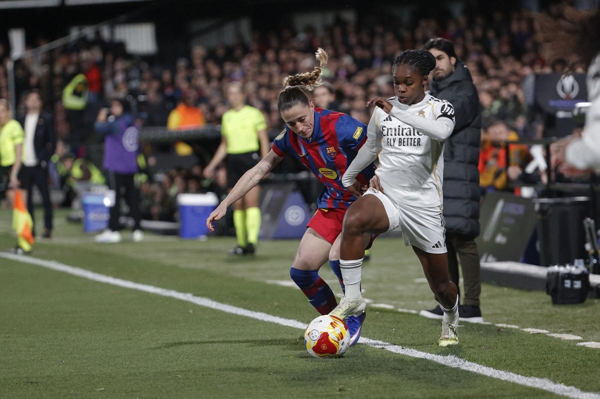 La jugadora colombiana del Real Madrid, Linda Caicedo (d), disputa el balón ante la defensora del FC Barcelona, Ona Batlle, durante el encuentro correspondiente a la final de la Supercopa de España