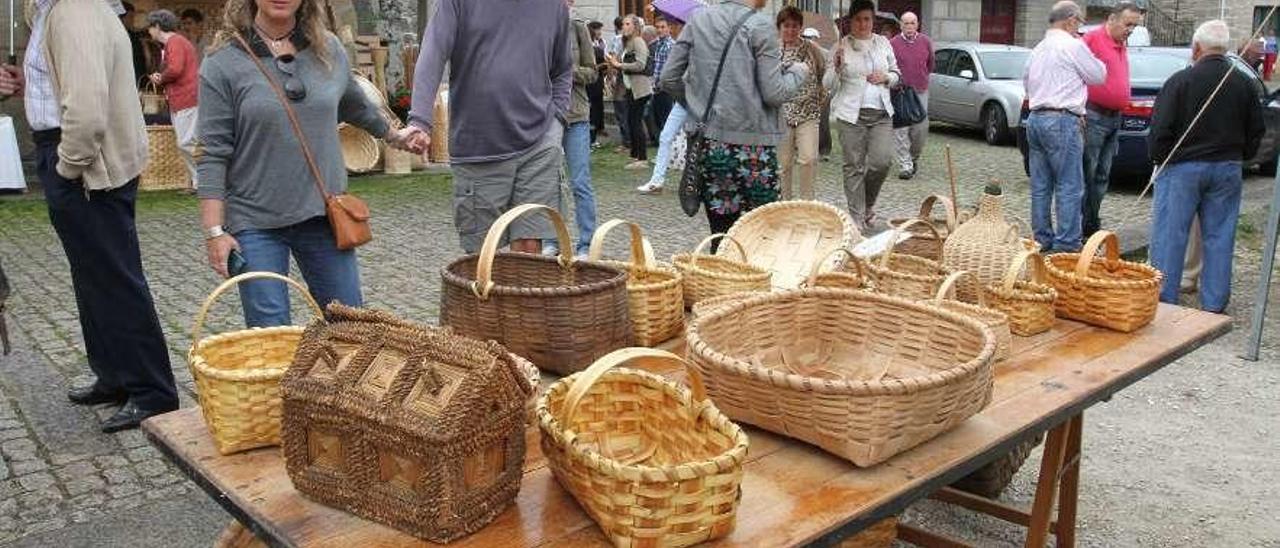 Distintos tipos de cestas en una feria gallega.  // Iñaki Osorio