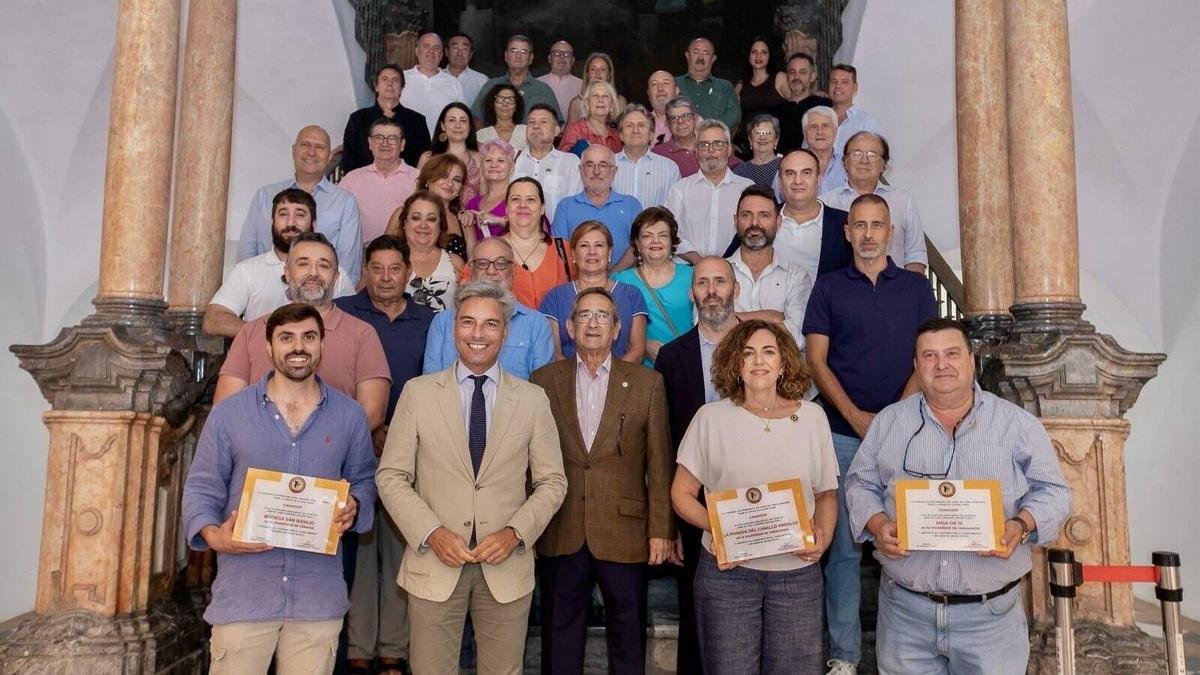 Los ganadores del 3º Concurso Profesional del Rabo de Toro Cordobés, junto a representantes institucionales.
