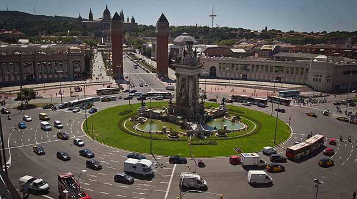Una mirada a la circulació a la plaça d’Espanya de Barcelona.