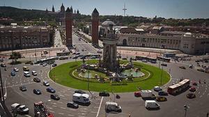 Una mirada a la circulació a la plaça d’Espanya de Barcelona.