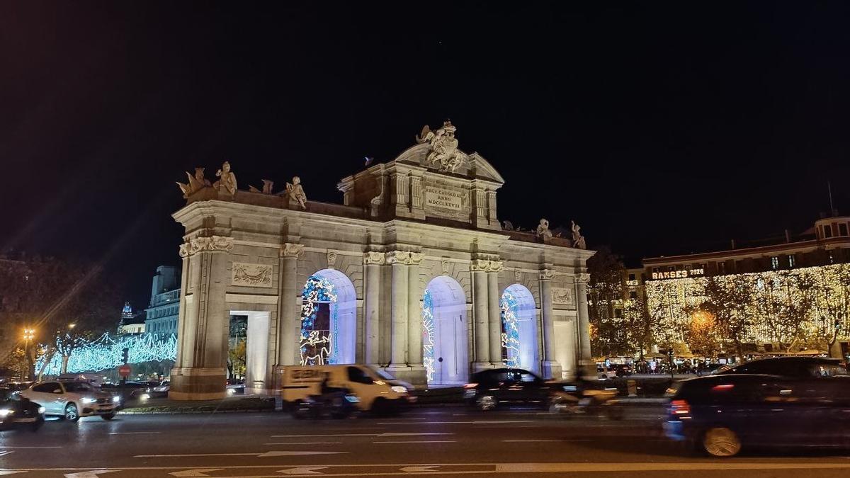 Vista nocturna de la Puerta de Alcalá en la Plaza de la Independencia de Madrid con decoración navideña