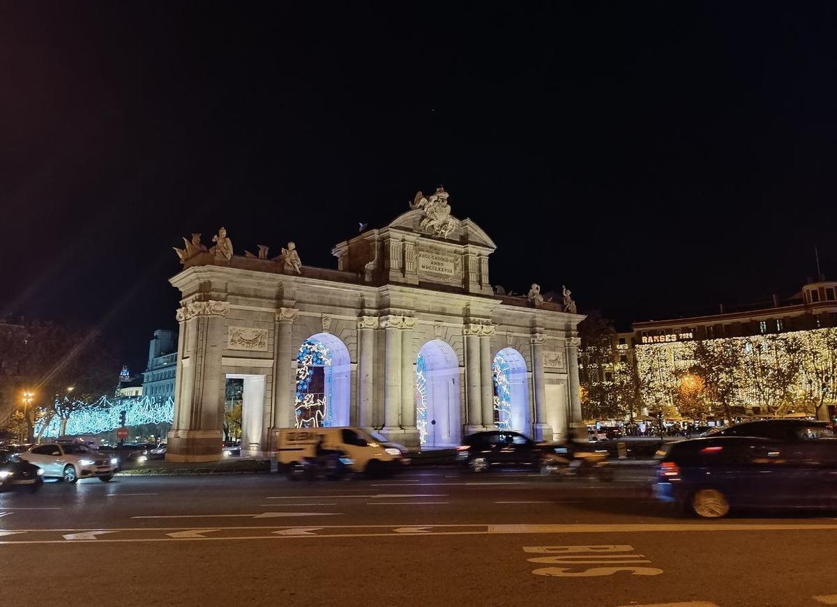 Vista nocturna de la Puerta de Alcalá en la Plaza de la Independencia de Madrid con decoración navideña