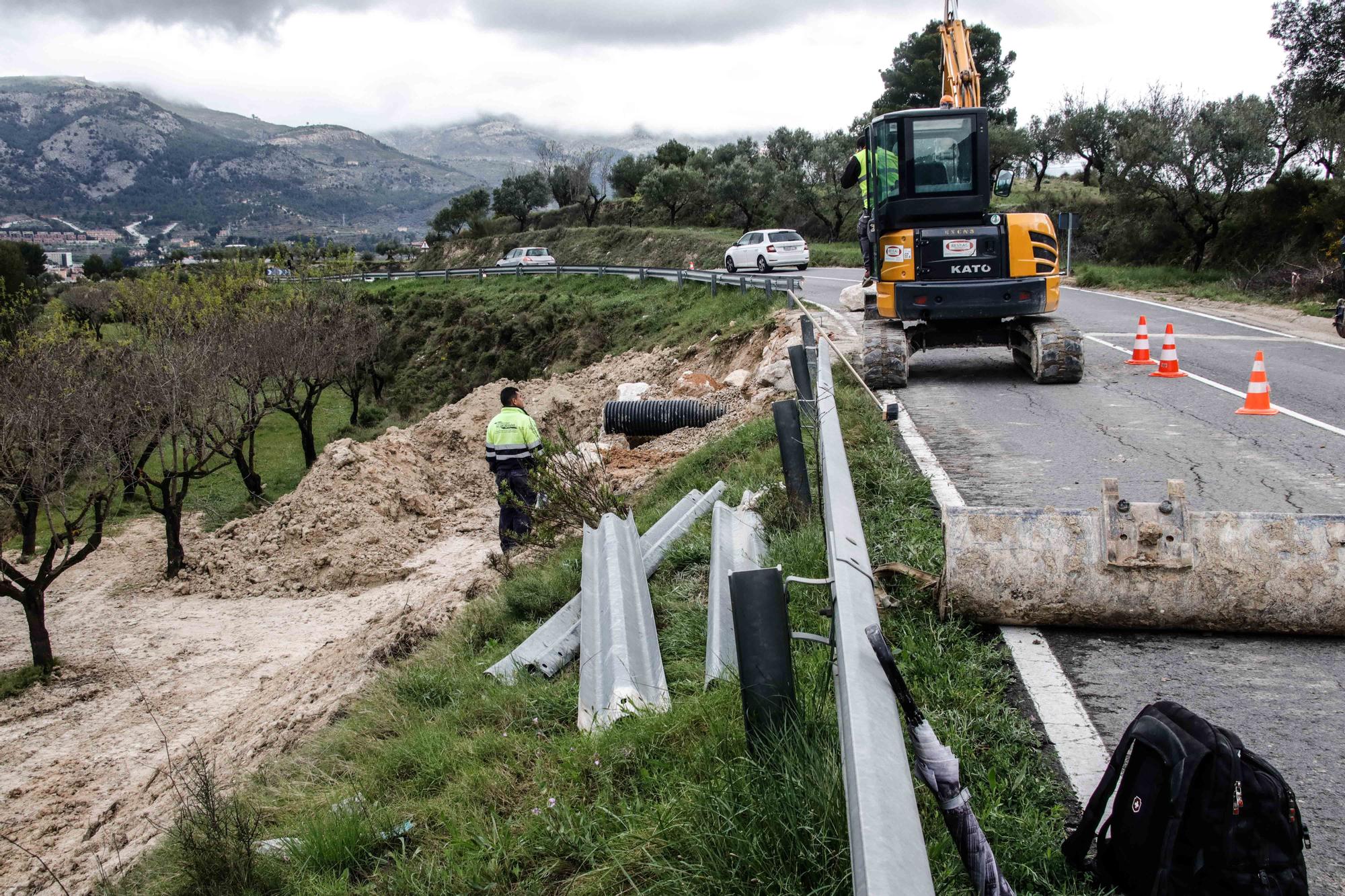 Alcoy retoma los cortes en la carretera del Rebolcat para completar la reparación de daños por las lluvias