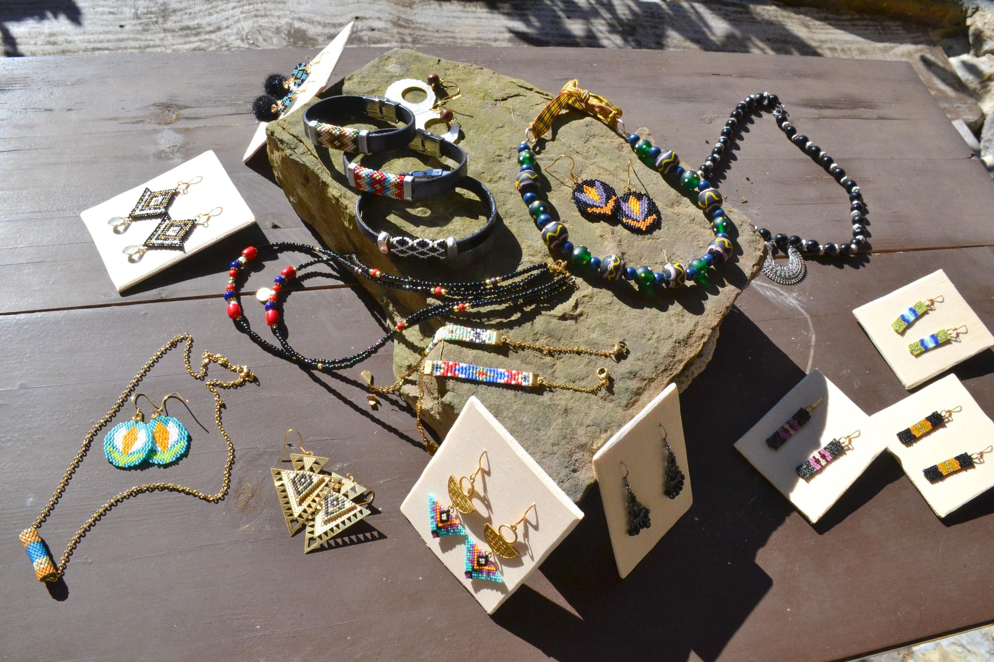 Collares, pendientes y pulseras con diseños de Alba Gutiérrez, que firma con el nombre de Izza Atelier.