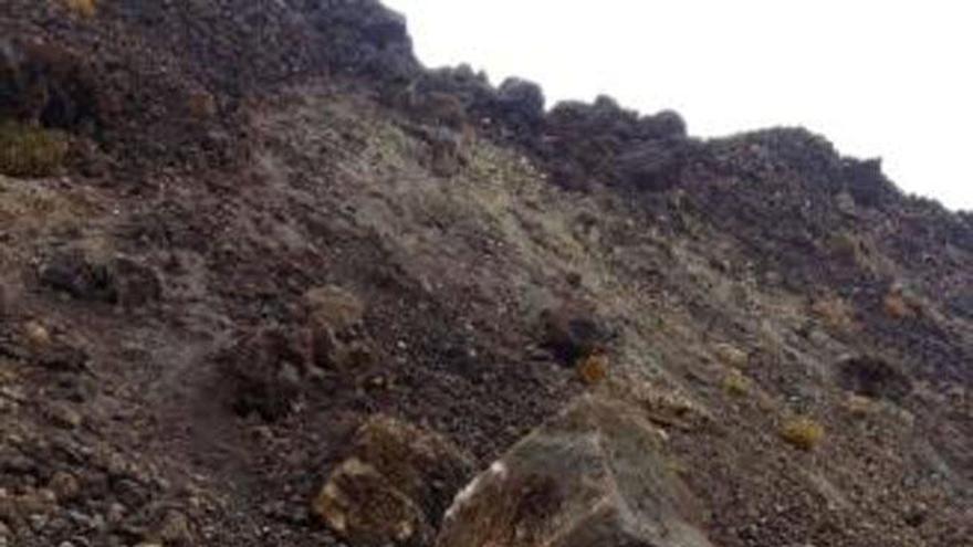 El desprendimiento de una roca aplasta un vehículo en el Teide