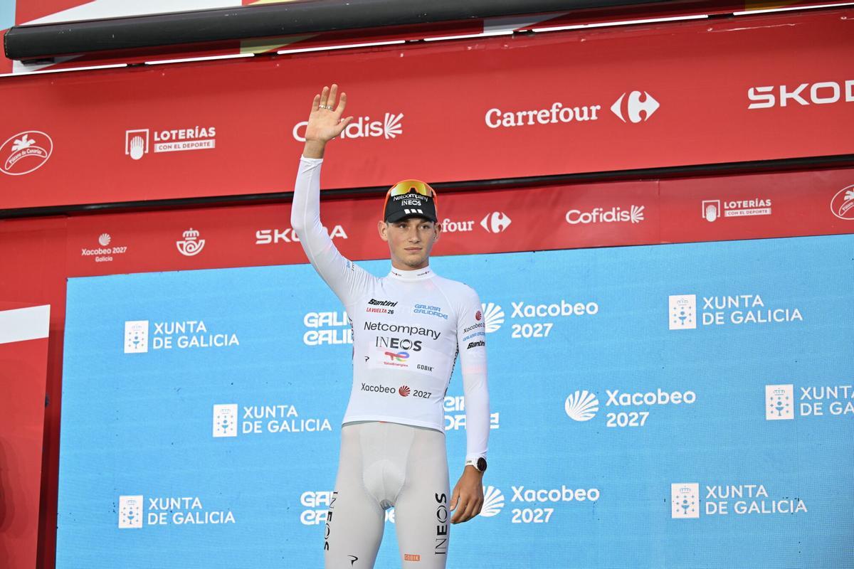 El ciclista Joshua Tarling recibe el maillot blanco como mejor joven en la primera etapa