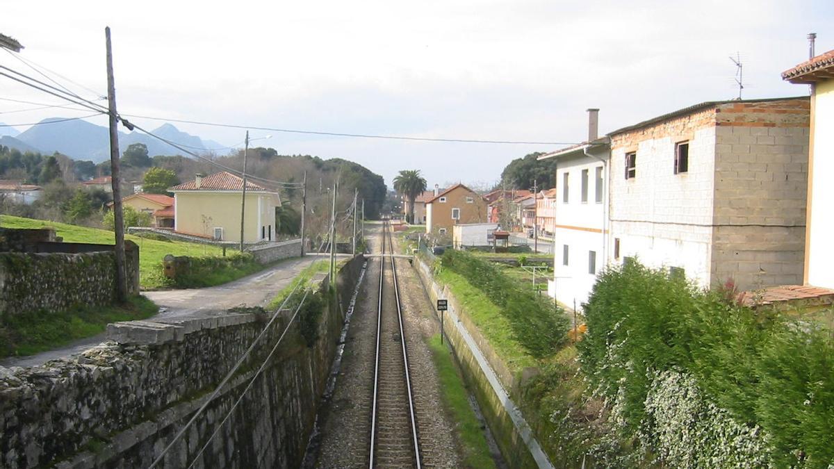 Vista de la localidad de Villahormes (Llanes), atravesada por la vía del tren, en una imagen de archivo.