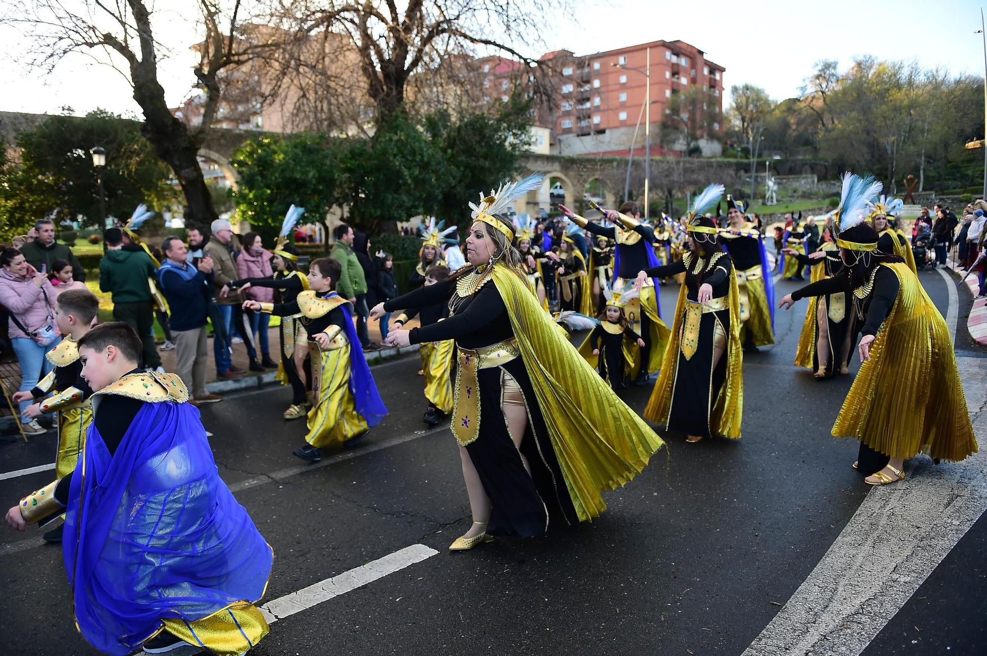 GALERÍA | El desfile de Carnaval de Plasencia desafía a la lluvia