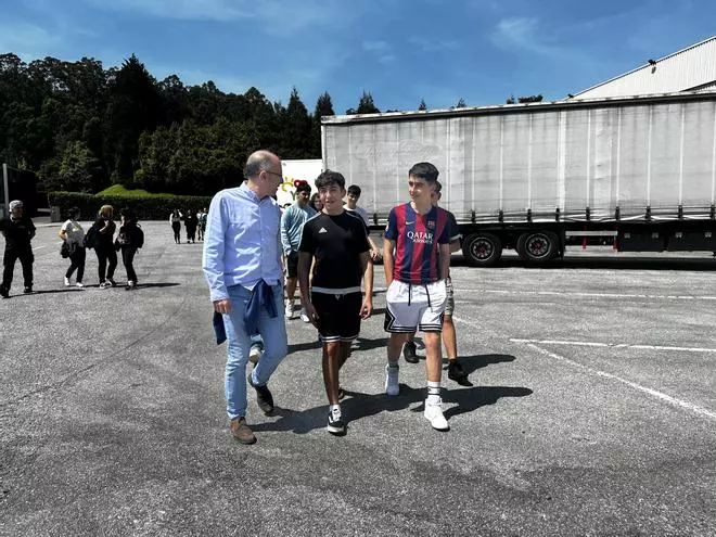 En el corazón de Reny Picot: un grupo de estudiantes de Vegadeo visita la puntera planta de Anleo
