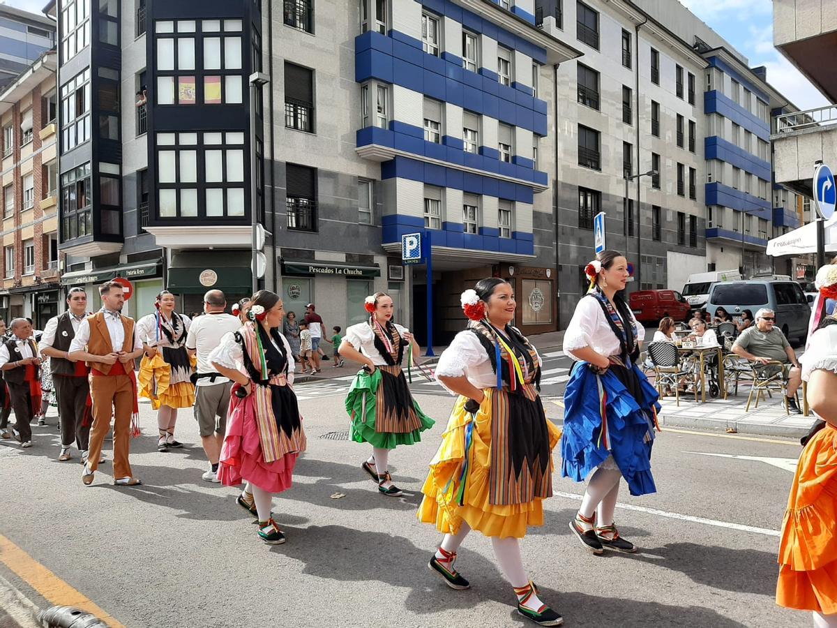 El desfile del Festival Folclórico internacional de Pola de Siero, en imágenes