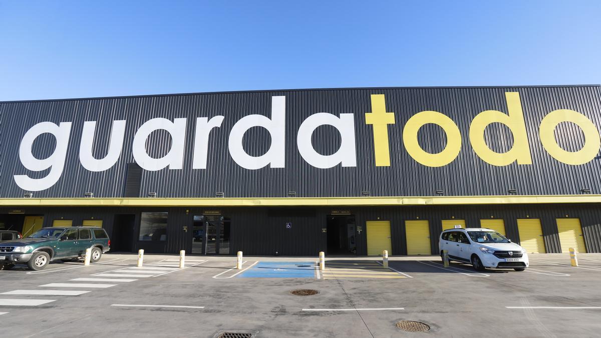 El almacén de Guardatodo en la carretera de Logroño, una empresa zaragozana que lleva 27 años en el negocio de los trasteros.