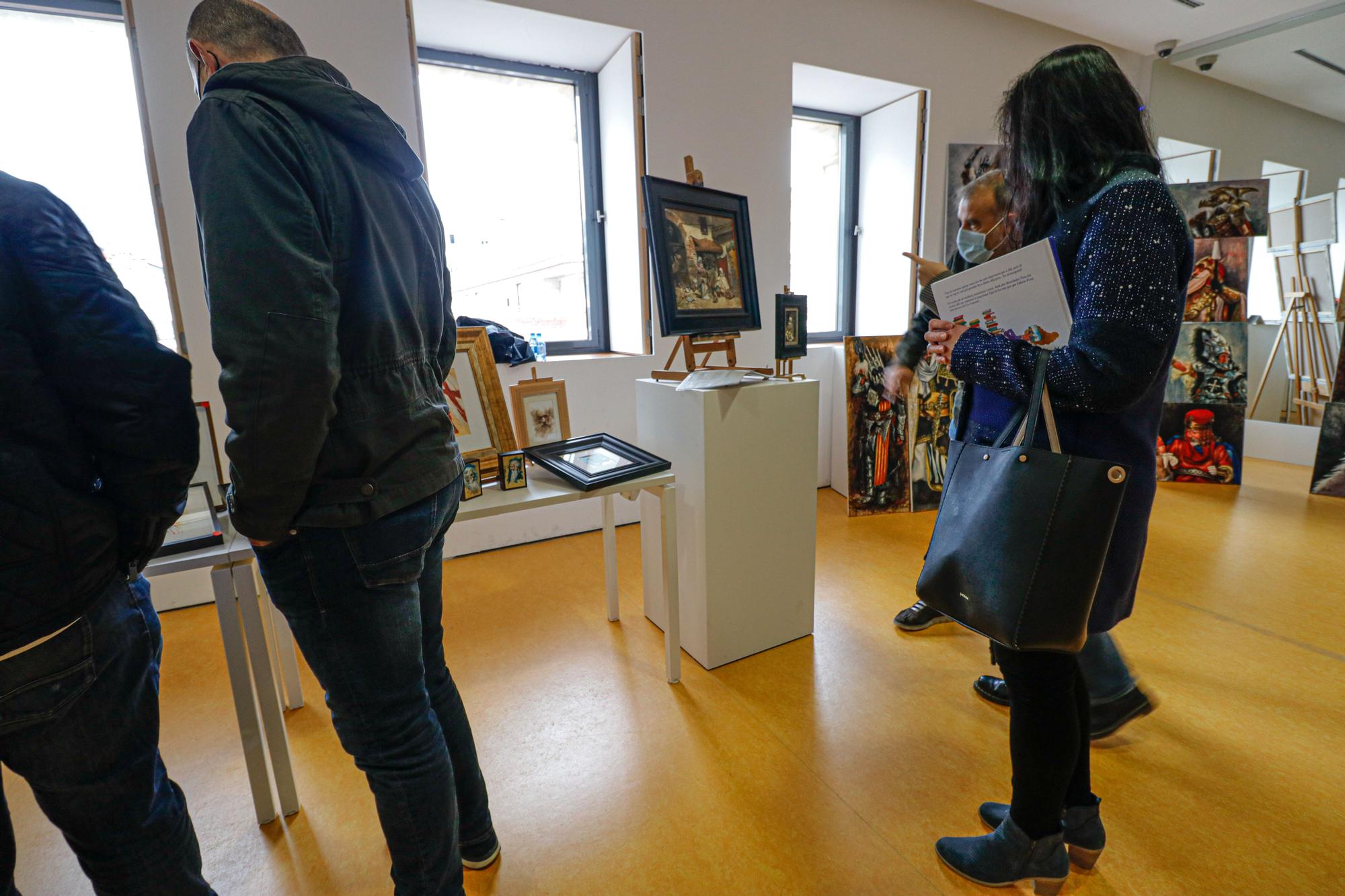 El IVAM acoge en Alcoy un mercadillo con obras de seis artistas locales que reflejan toda la esencia de los Moros y Cristianos