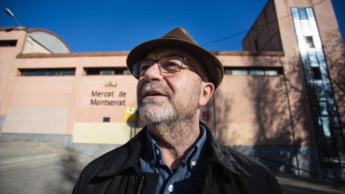 Lluís Cabrera, en el mercado de Montserrat, uno de los lugares que lo conectan con su infancia en Nou Barris.