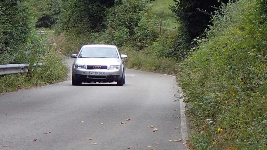 Un vehículo, en la carretera que conecta Villamorey con Ladines.